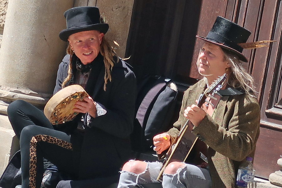 Street performers in Glastonbury
